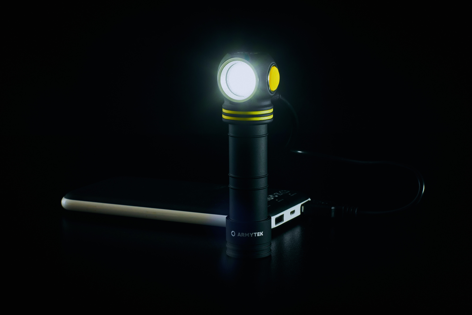 картинка Фонарь Armytek Elf C2 Micro-USB Белый