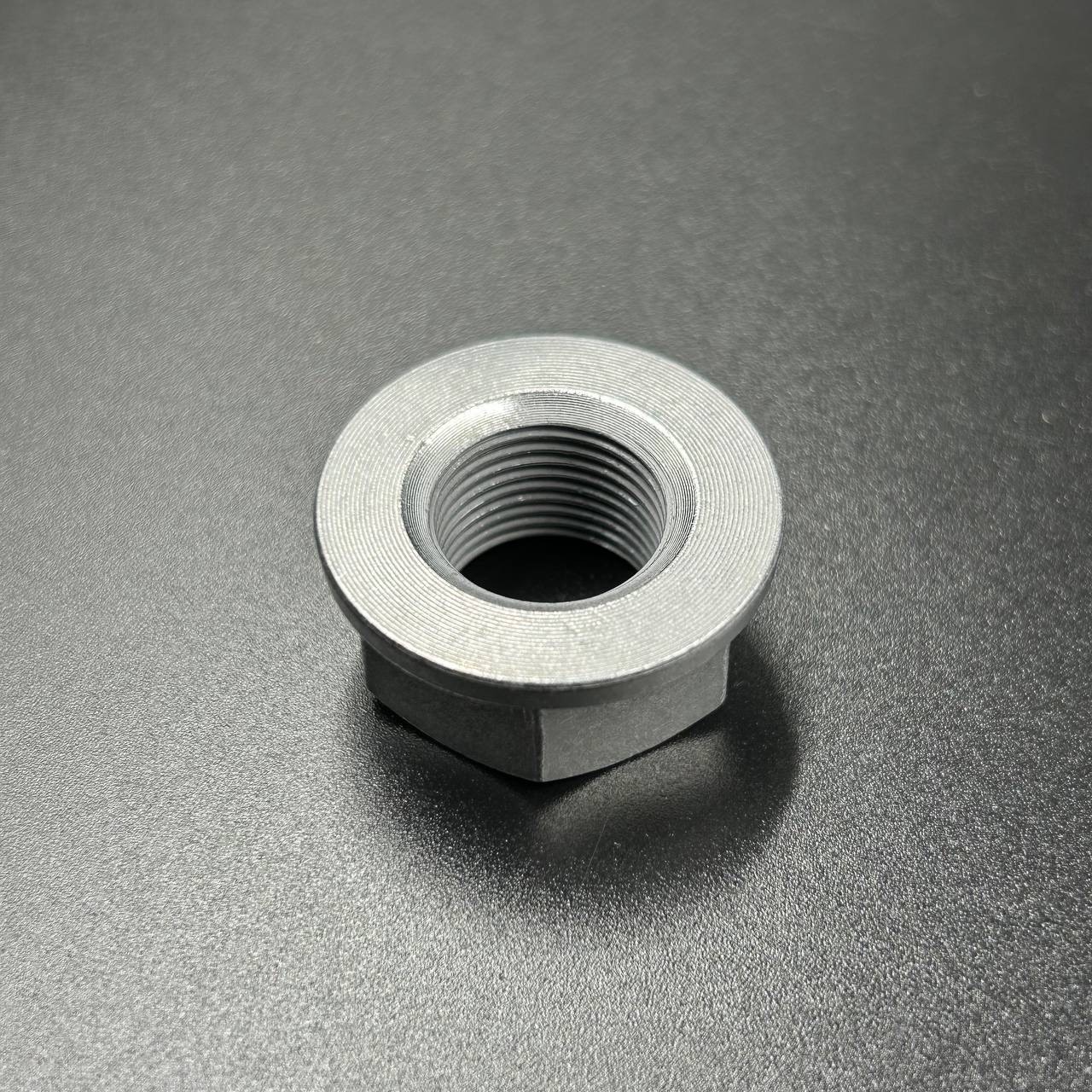 картинка Гайка маховика Yamaha 25-30 (YUELANG)