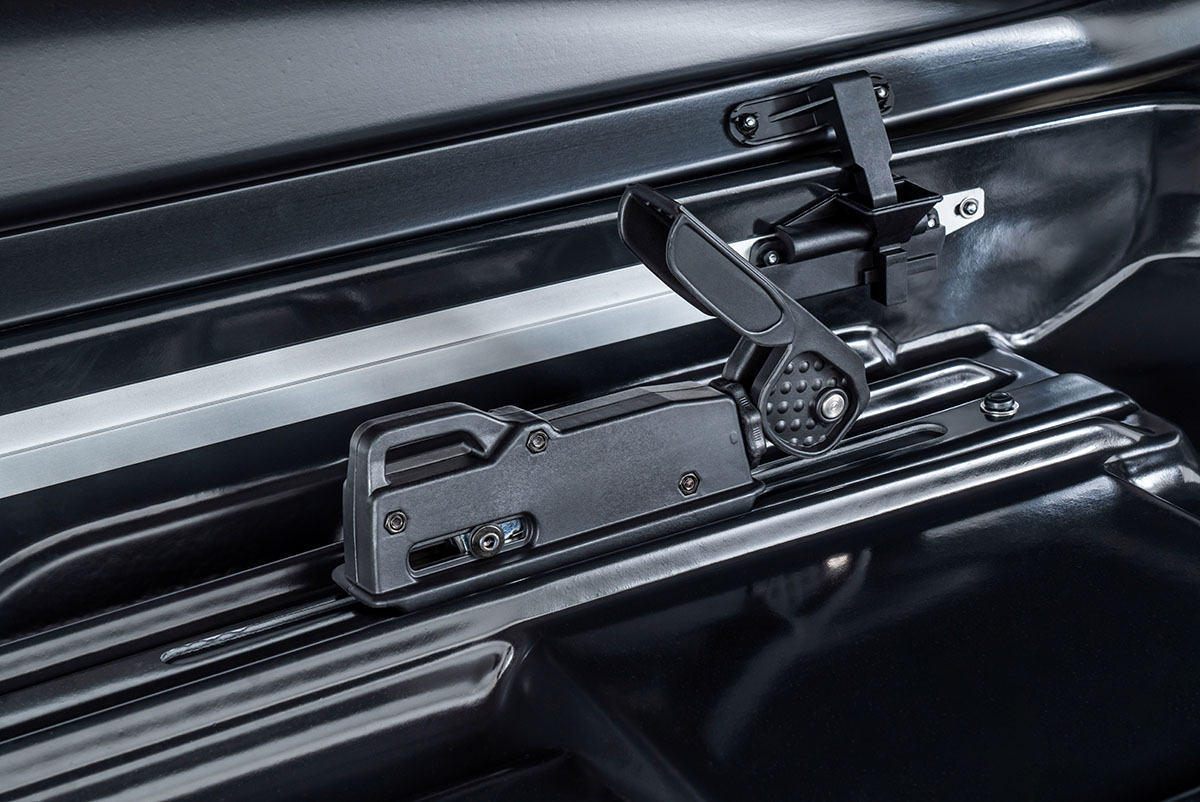 картинка Бокс автомобильный на крышу Pentair COBRA 390L черный глянец, двусторонний