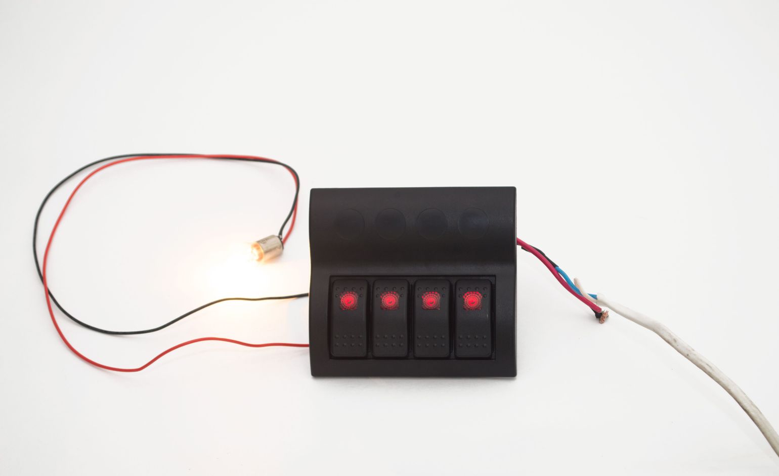 картинка Панель бортового питания 4 переключателя, предохранители