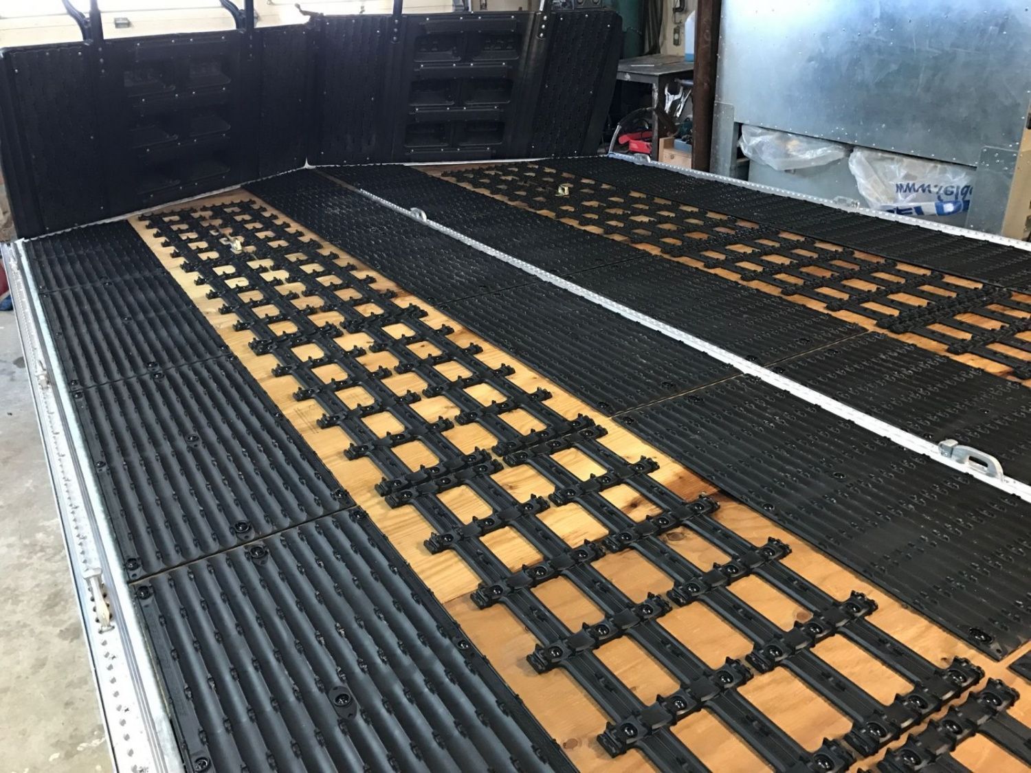 картинка Пластиковое нескользящее покрытие для прицепа (широкое)