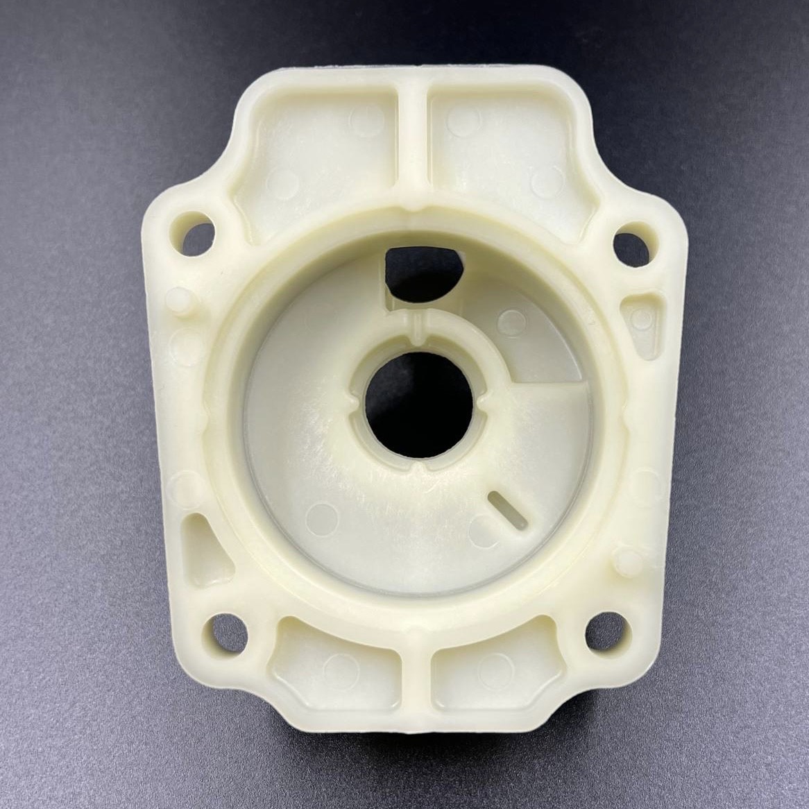 картинка Корпус помпы охлаждения Suzuki DT25-30, DF25-30(A) (Suzuki)