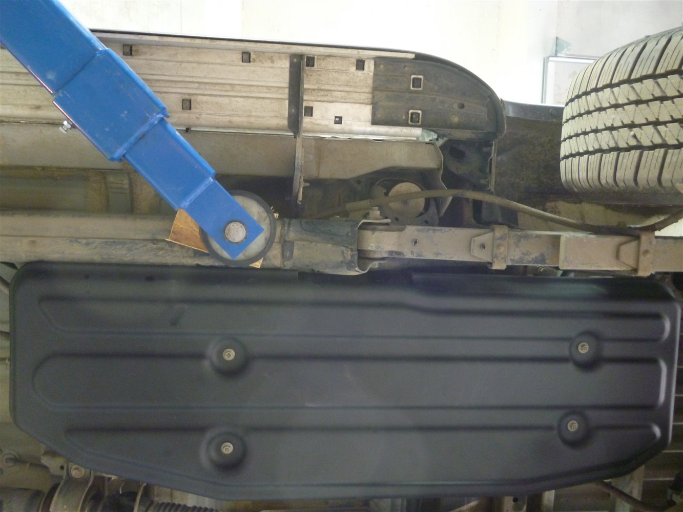 картинка Защита топливного бака Toyota Hilux (2015-) (Композит 8 мм) 24.98k