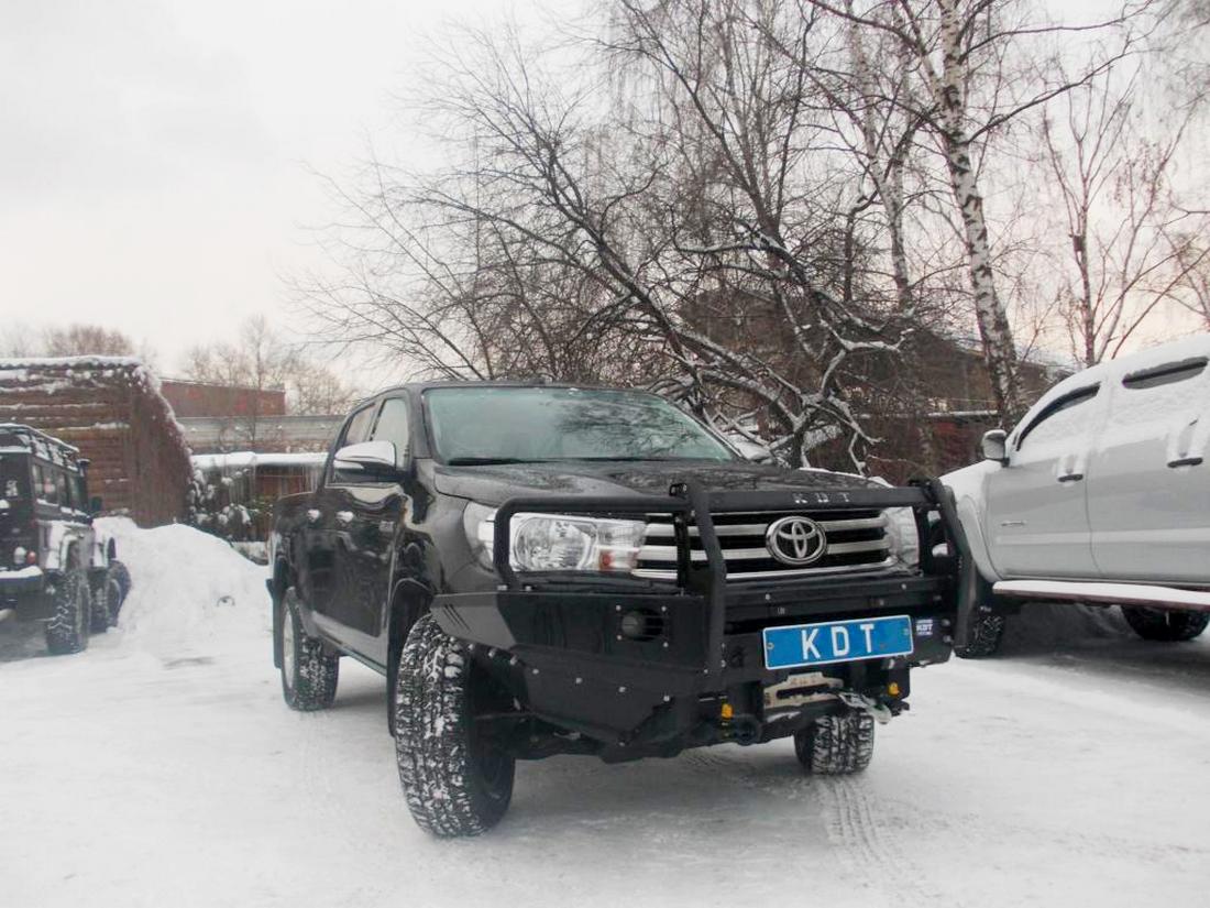 картинка Бампер передний KDT без кенгурина и местами под встроенные ПТФ для Toyota Hilux лифт 0-50мм