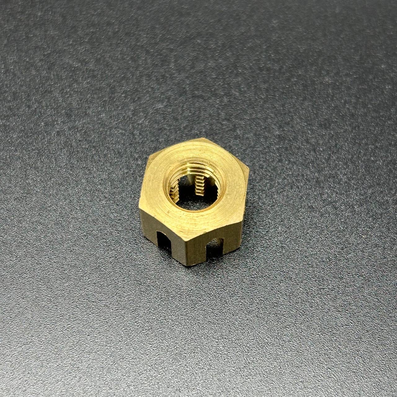 Гайка бронзовая диам. 10 мм. PROP NUT (Quicksilver)