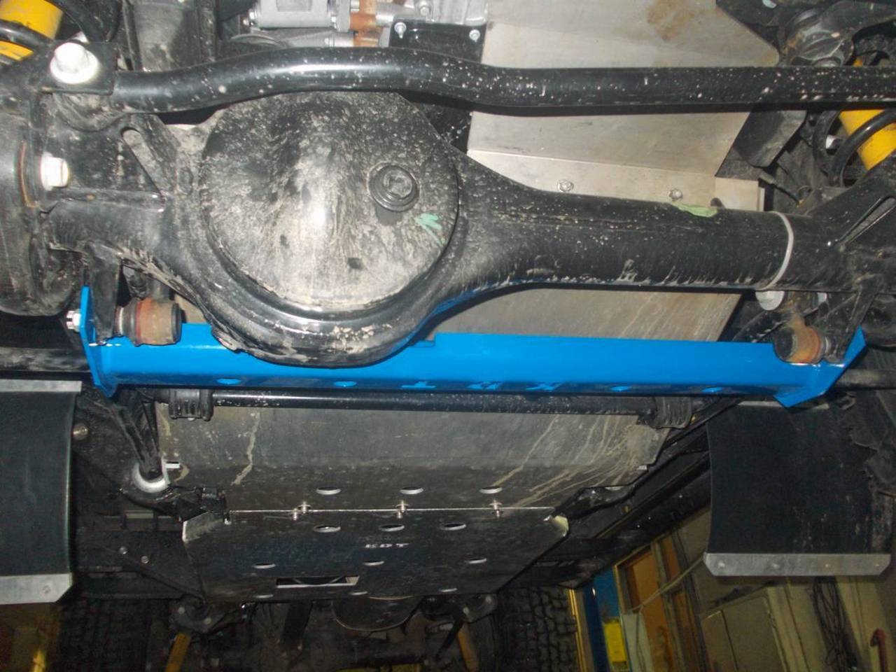 картинка Защита рулевых тяг KDT Land Rover Defender 110/90 задняя