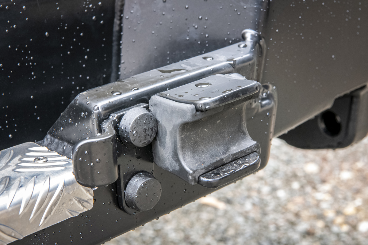 картинка Бампер задний РИФ Toyota Land Cruiser 78 с квадратом под фаркоп, калиткой и фонарями