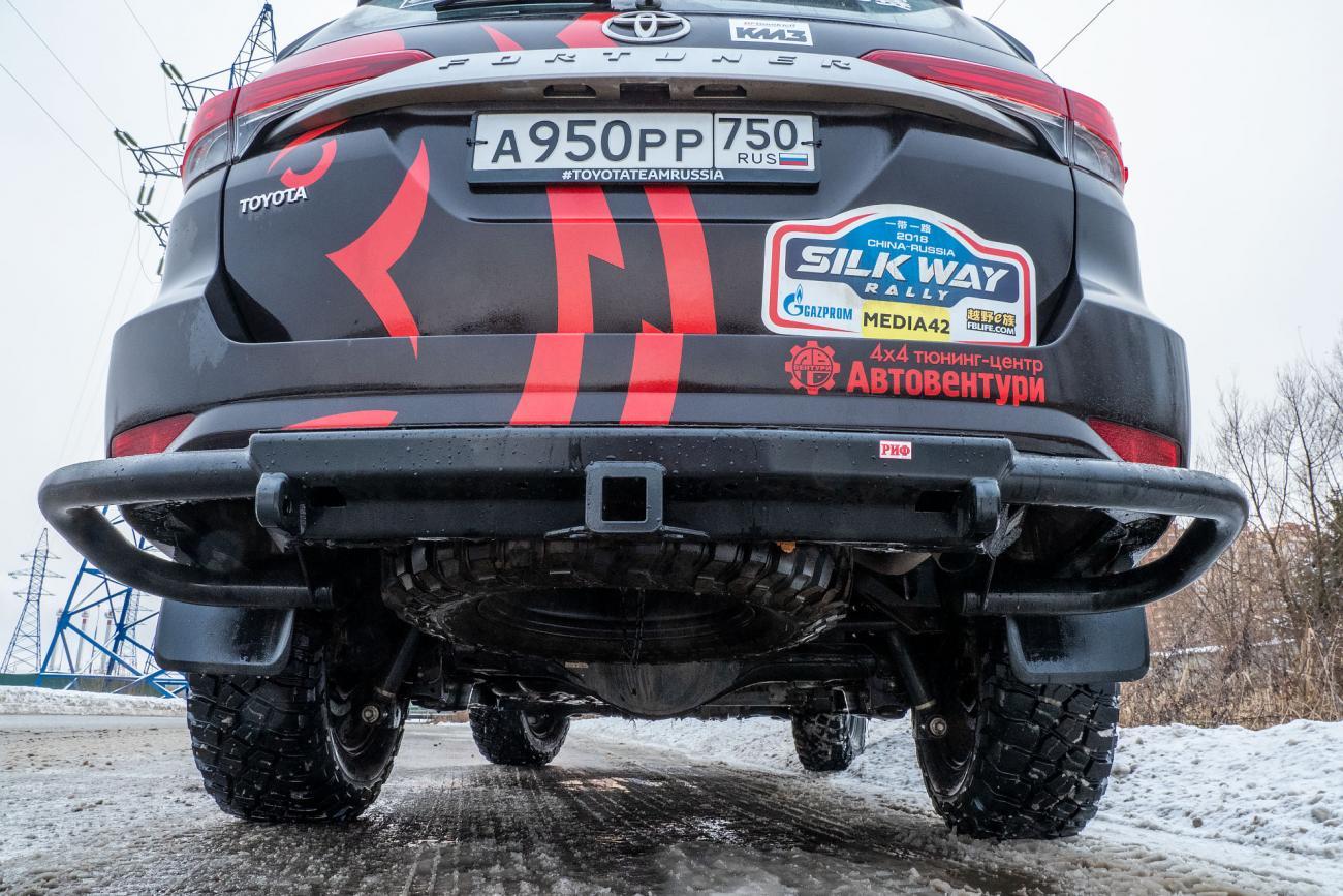 картинка Бампер задний РИФ силовой Toyota Fortuner 2015+ c квадратом под фаркоп