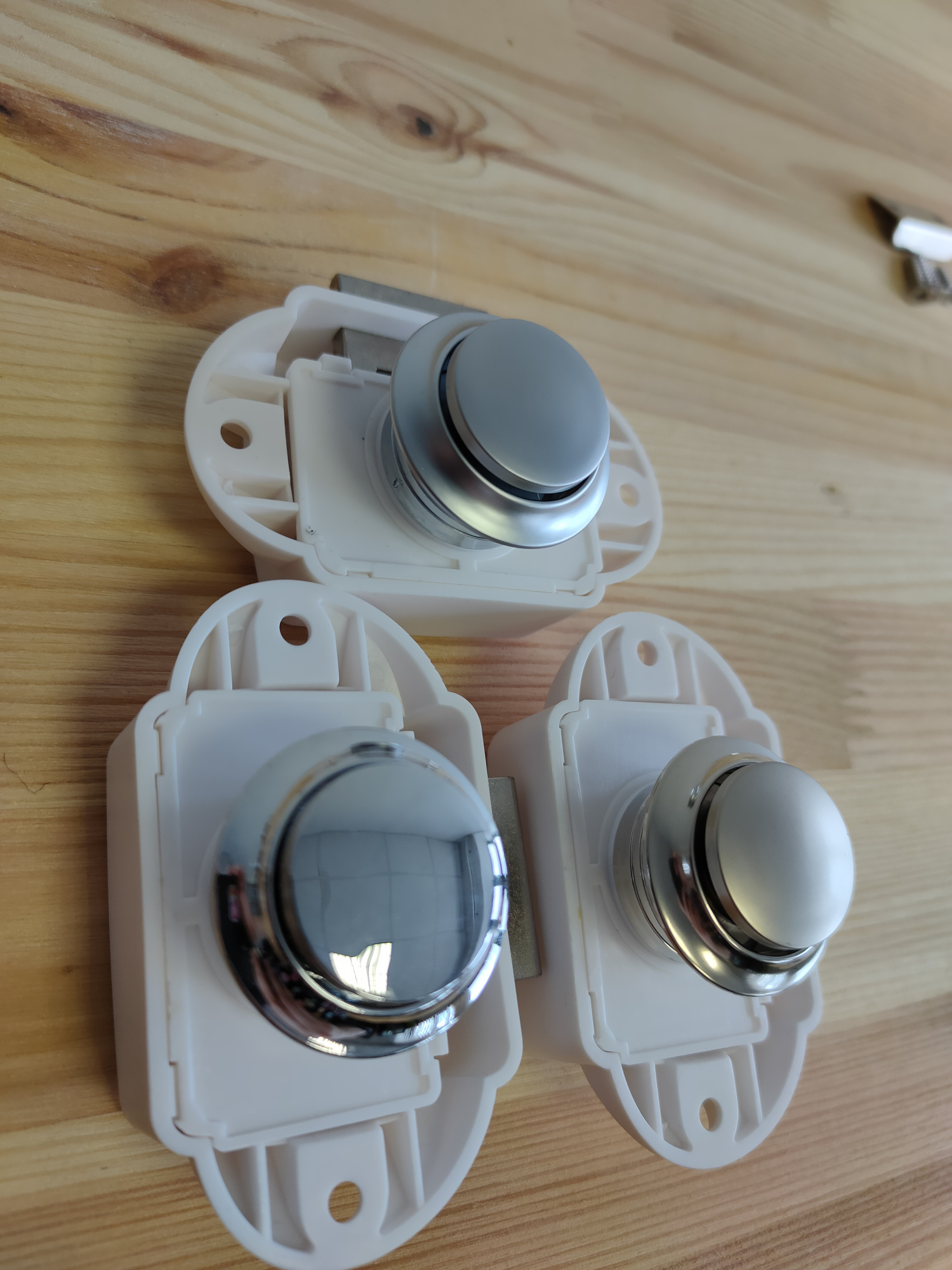 картинка Кнопка-замок мебельный BL01N-WC белый (кнопка серебро)