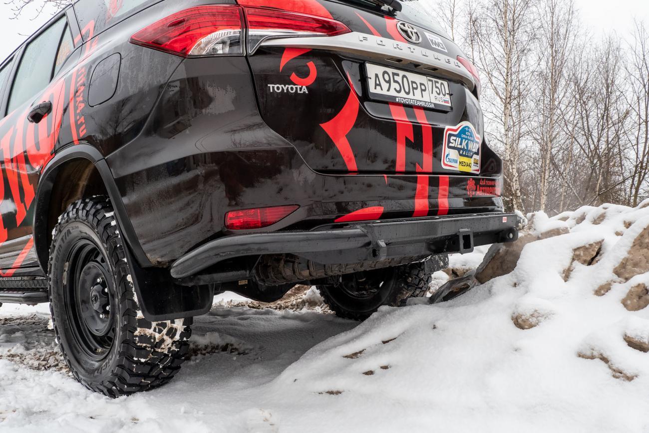 картинка Бампер задний РИФ силовой Toyota Fortuner 2015+ c квадратом под фаркоп
