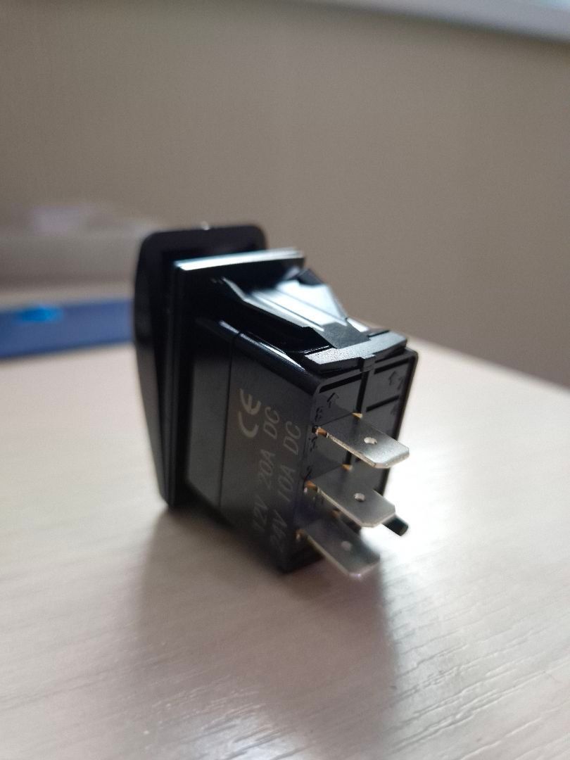 картинка Переключатель трехпозиционный (ON)-OFF-ON 12 В/20А 3Р