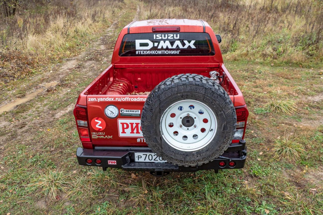 картинка Бампер задний РИФ Isuzu D-MAX с квадратом под фаркоп, калиткой и фонарями, стандарт