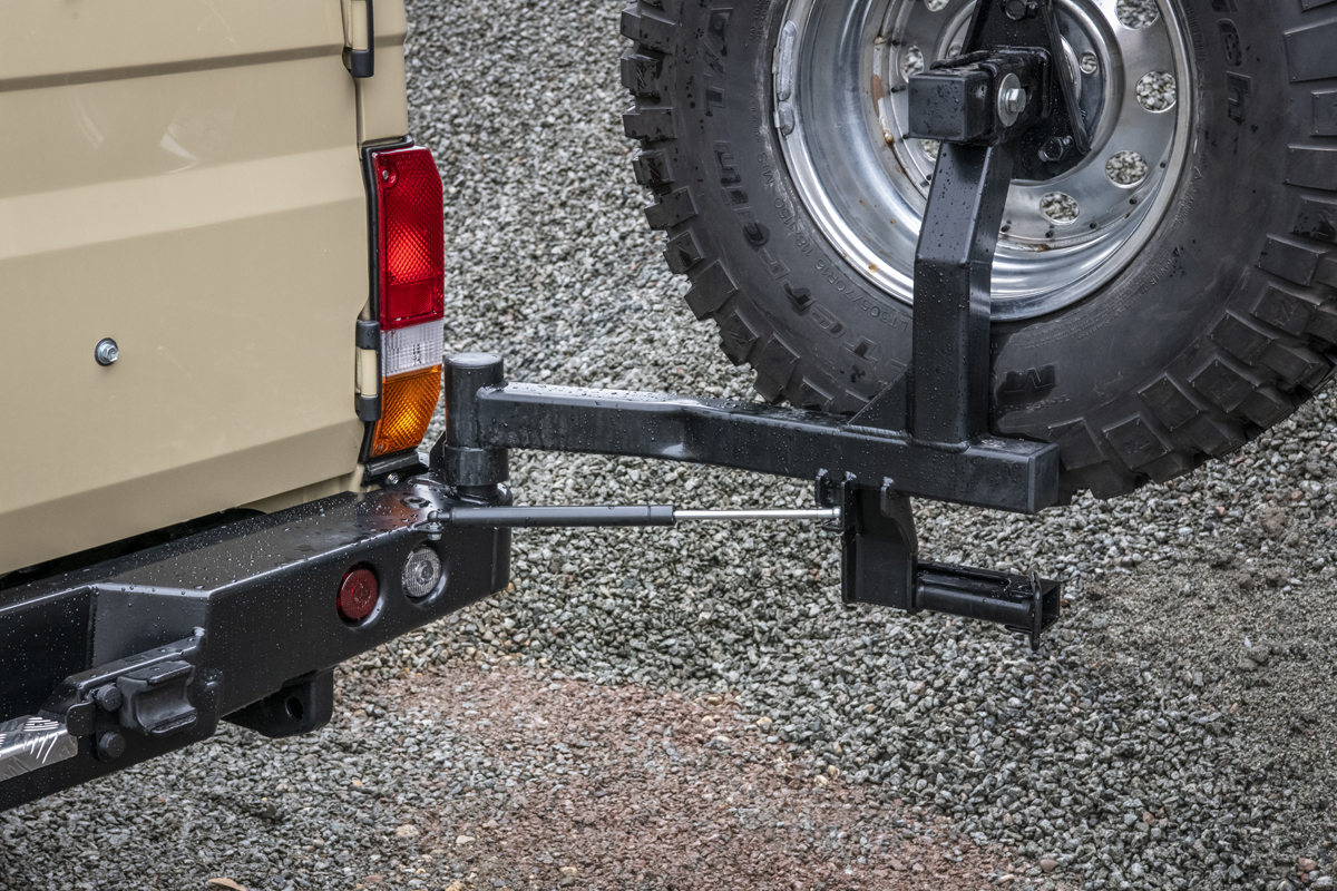 картинка Бампер задний РИФ Toyota Land Cruiser 78 с квадратом под фаркоп, калиткой и фонарями