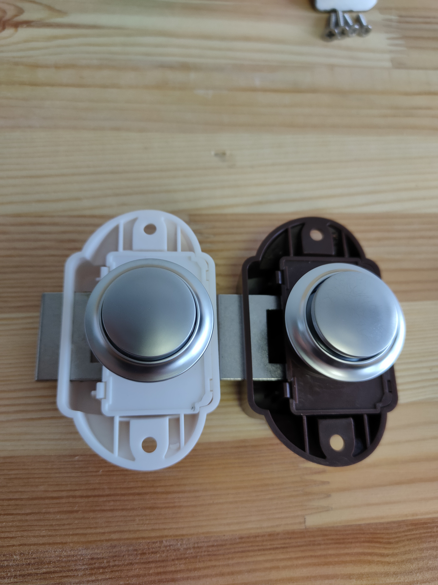 картинка Кнопка-замок мебельный BL01N-WC белый (кнопка серебро)