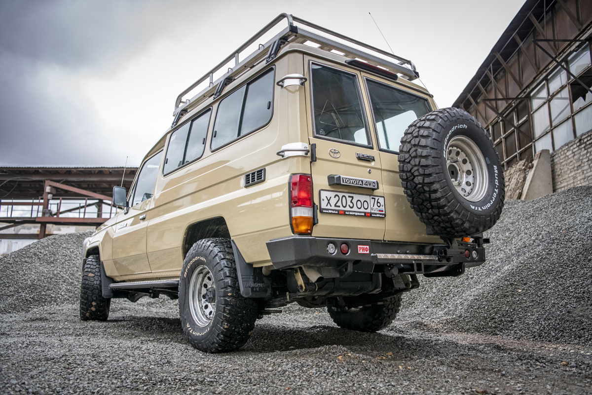 картинка Бампер задний РИФ Toyota Land Cruiser 78 с квадратом под фаркоп, калиткой и фонарями