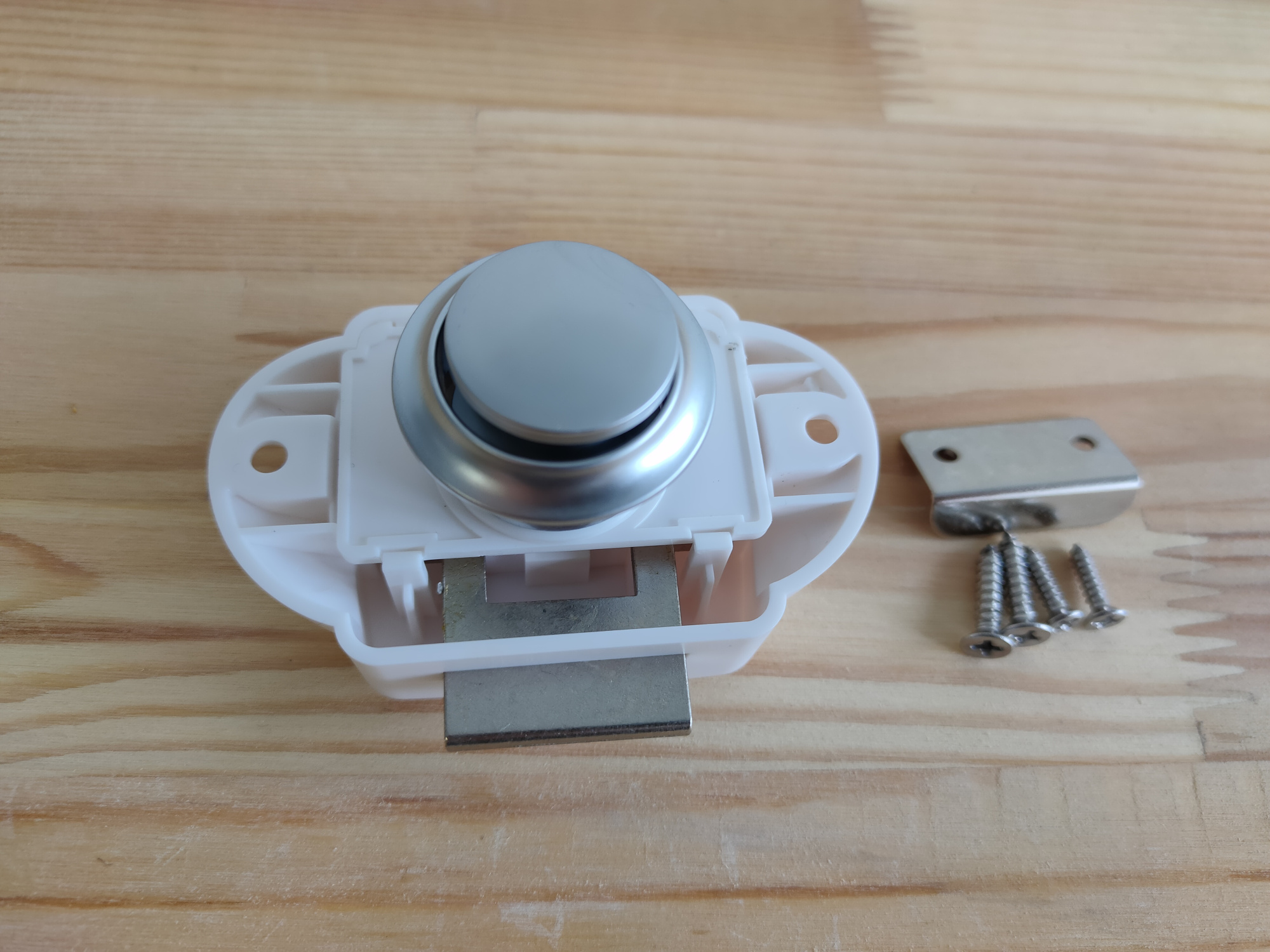 картинка Кнопка-замок мебельный BL01N-WPC белый (кнопка матовое серебро)