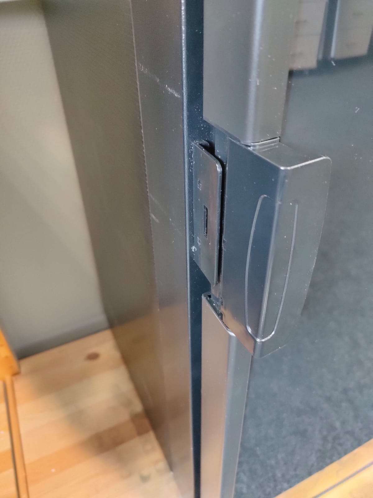 картинка Холодильник встраиваемый компрессорный Sanjo RCN90L (12/24В)