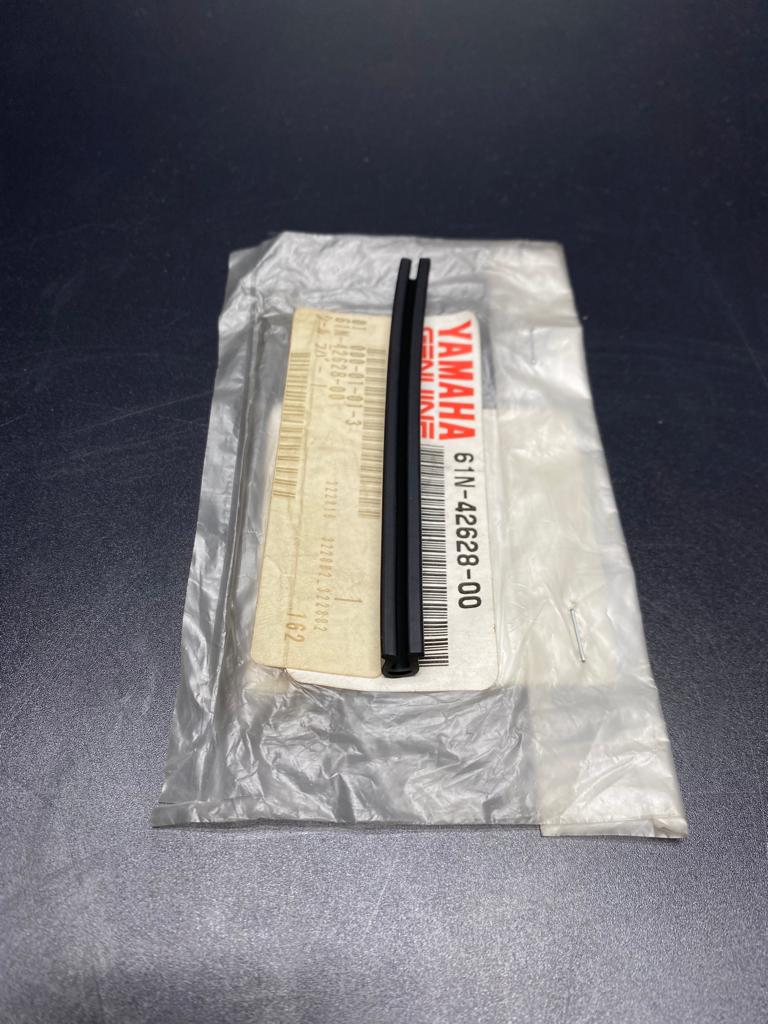 картинка Уплотнение крышки капота Yamaha 61N-42628-00 (RAC)