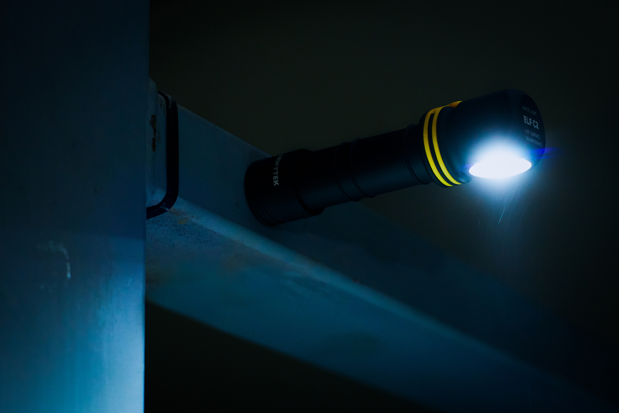 картинка Фонарь Armytek Elf C2 Micro-USB Белый