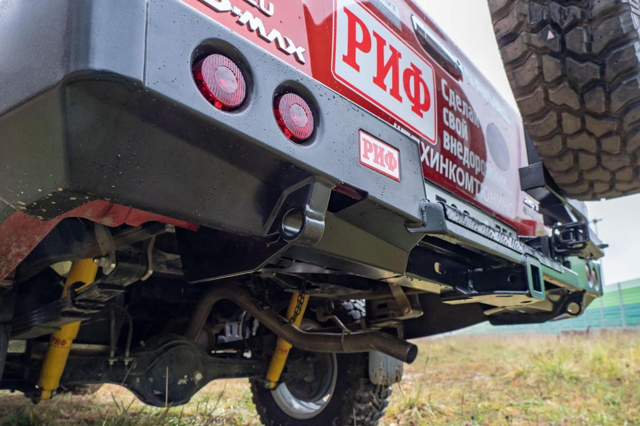 картинка Бампер задний РИФ Isuzu D-MAX с квадратом под фаркоп, калиткой и фонарями, стандарт