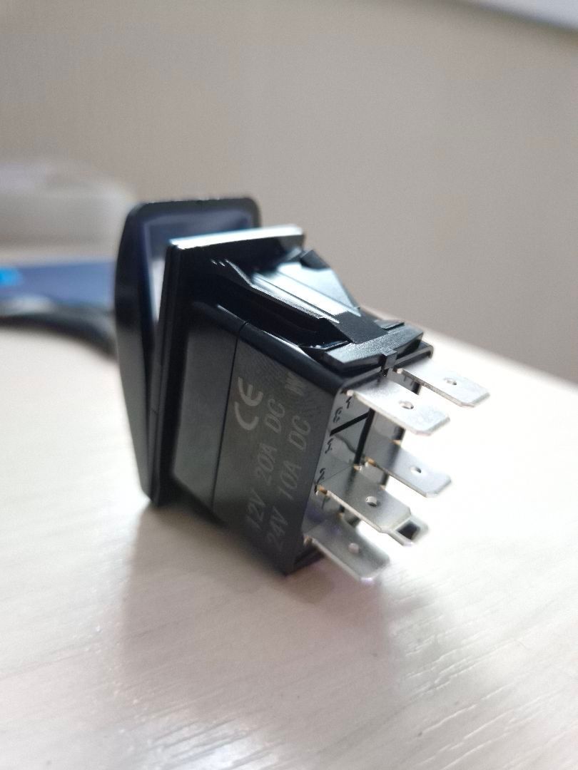 картинка Переключатель двухпозиционный (ON)-OFF 12 В/20А 6Р с подсветкой