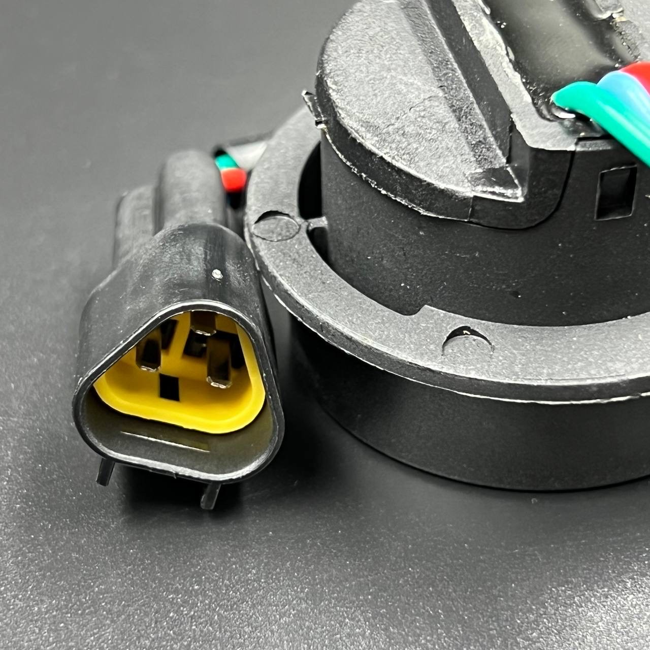 картинка Кнопка гидроподъема в поддон Yamaha 200-250 (Omax)