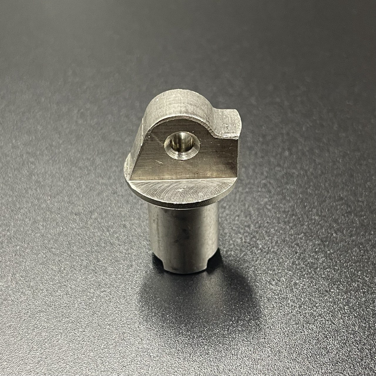 картинка Вал ручки капота Suzuki DF 40-200A (Suzuki)