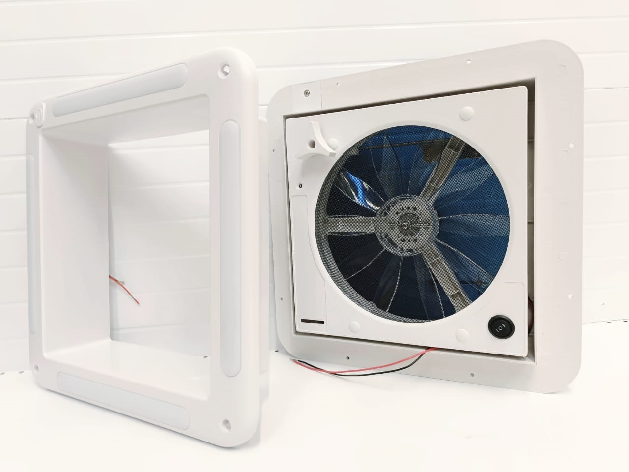 картинка Люк накрышный Mobile Comfort H2828, 280x280мм с вентилятором 12V