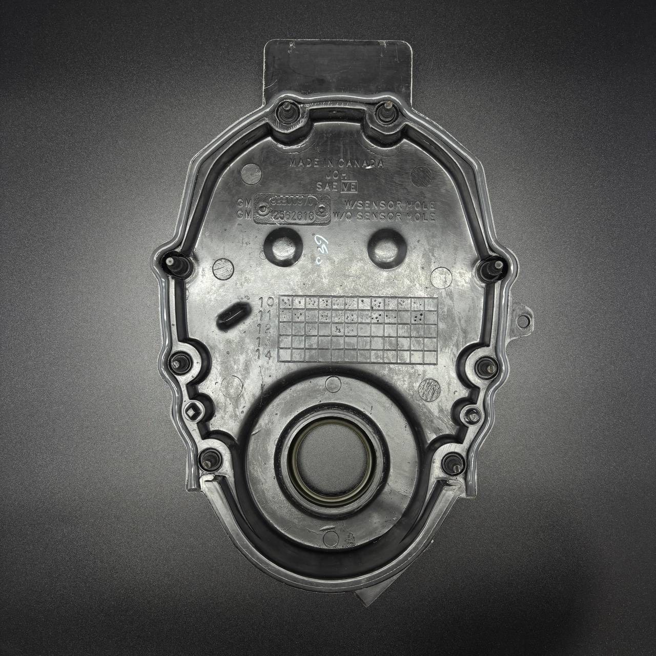 картинка Крышка цепи газораспределения пластиковая COVER ASSY-TIMING QS