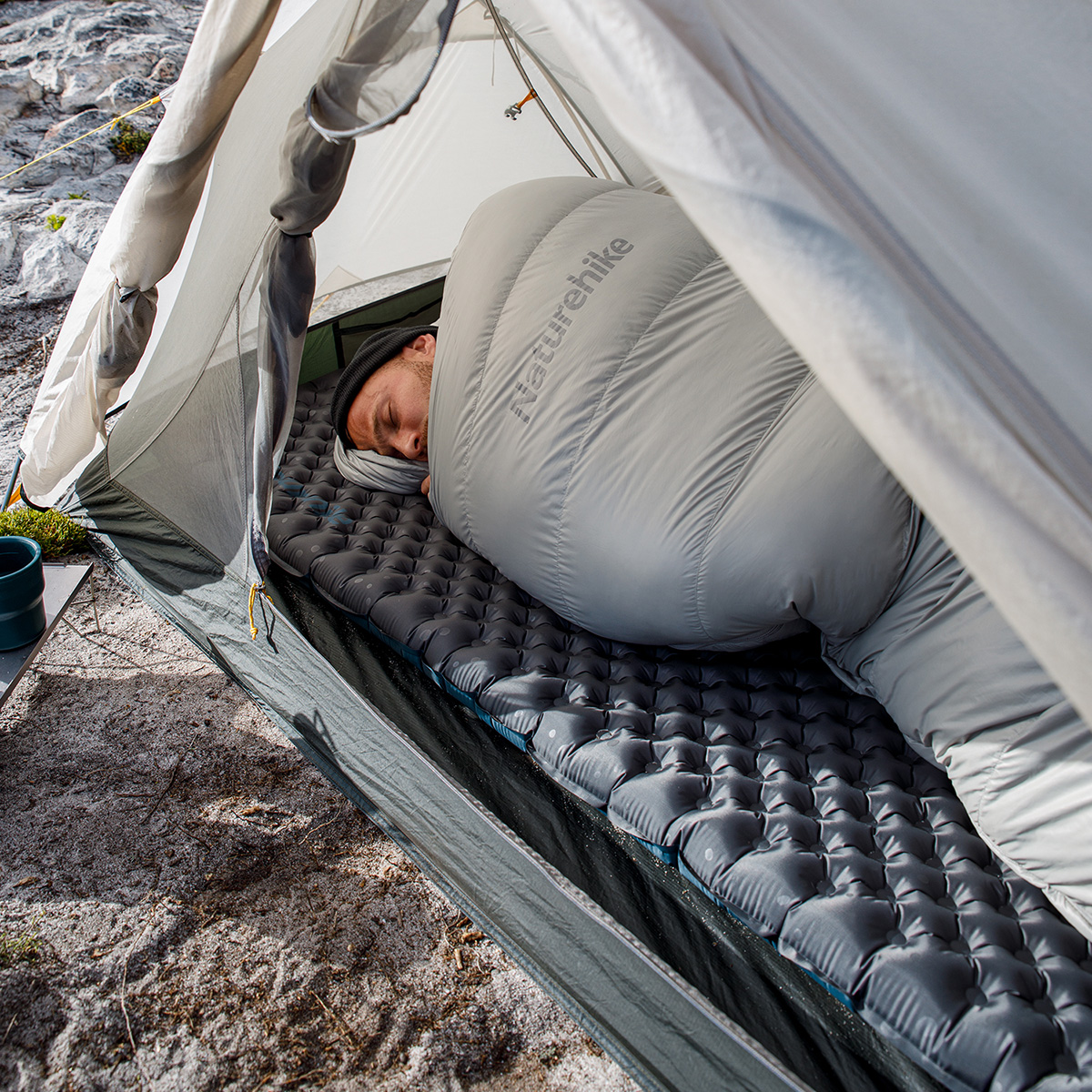 Коврик надувной Naturehike 183х64х7 см, серый карбон