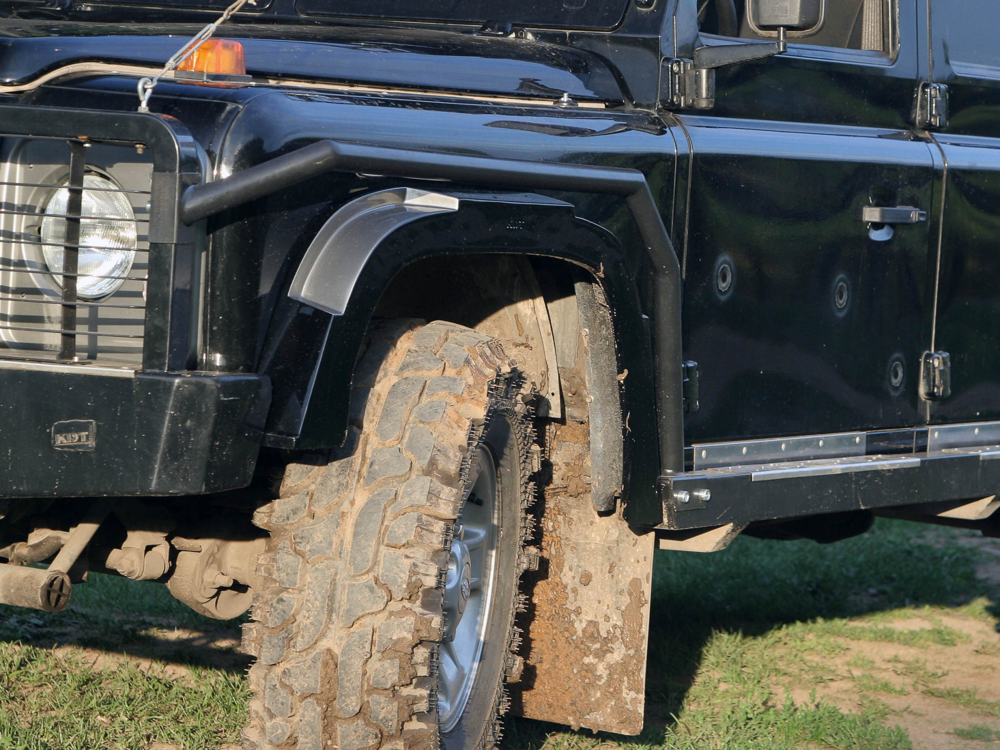 картинка Защита крыльев KDT для Land Rover Defender 110/90