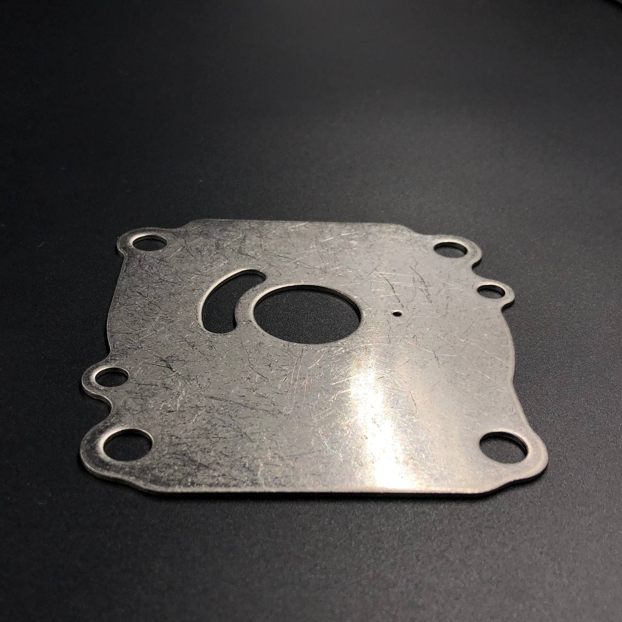 картинка Пластина помпы охлаждения Suzuki DF60-70, DF40-60(A) (Suzuki)