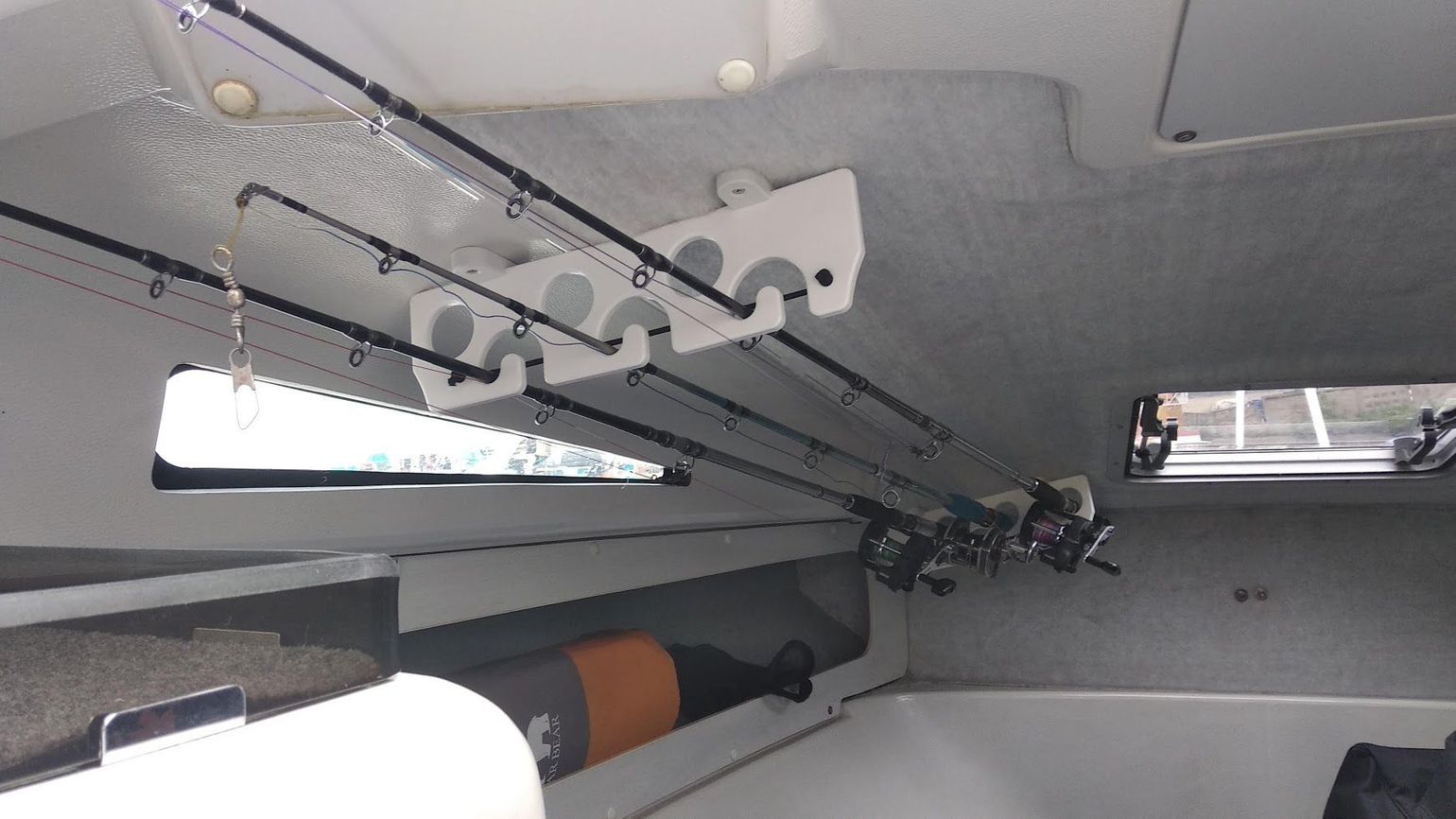 картинка Держатель для 6 спиннингов настенный, белый