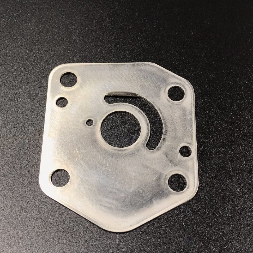 картинка Пластина помпы охлаждения Suzuki DF 8-20(A) (17471-99J00) (Suzuki)