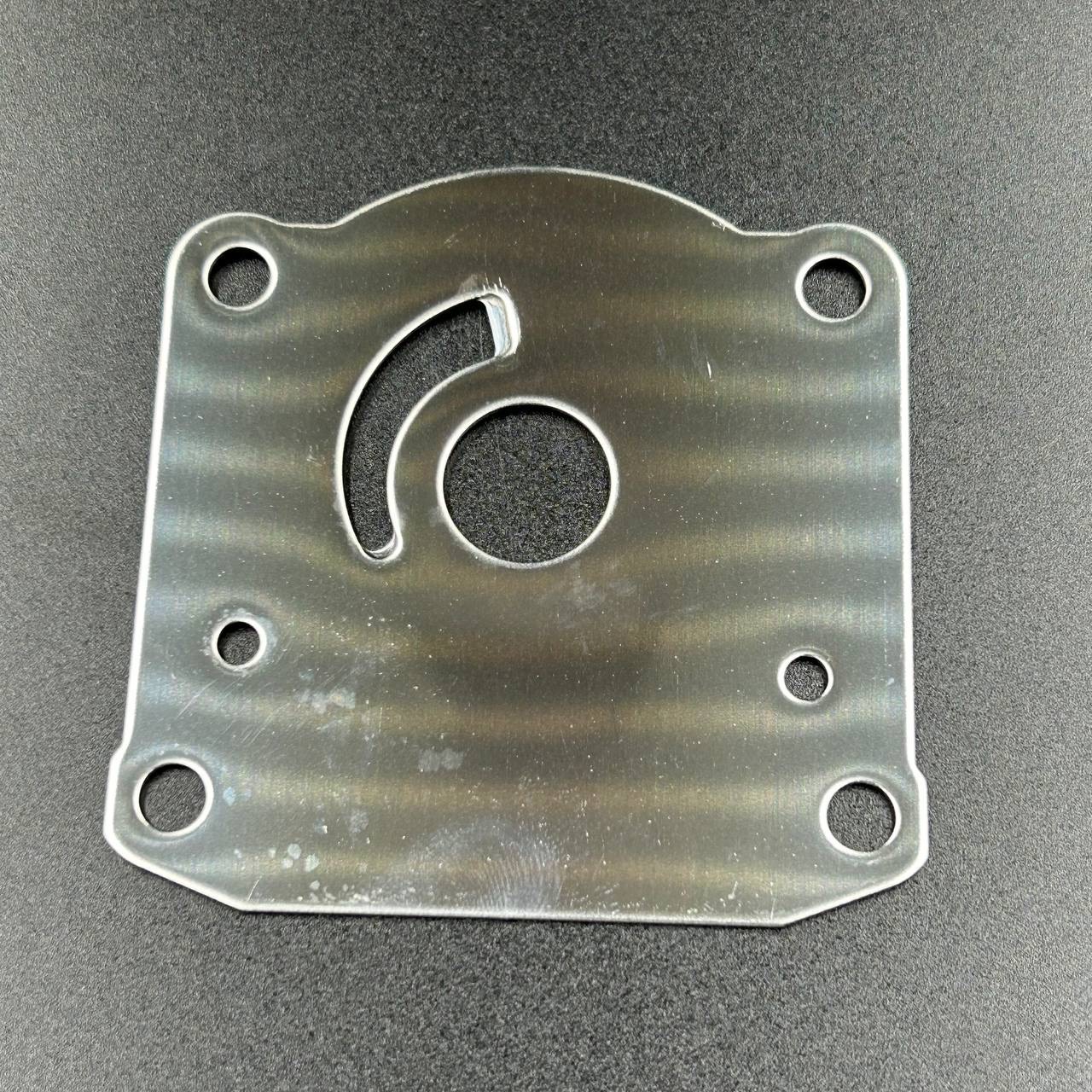 картинка Пластина помпы охлаждения Yamaha 25-30, F20-25 (KACAWA)