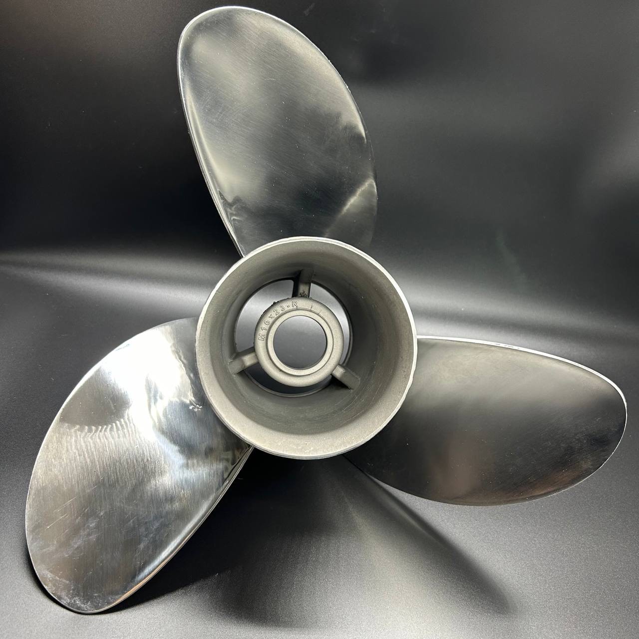 картинка Гребной винт Mercury 150-300, ALPHA, BRAVO I (3x16x23) (8M0040404) (Сталь)