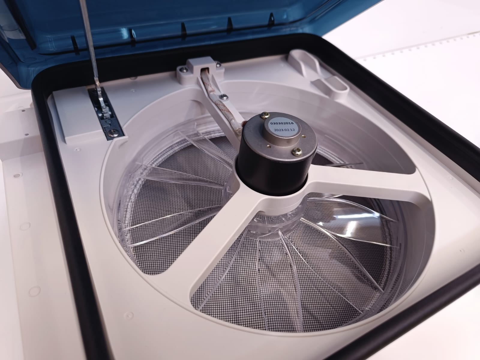 картинка Люк накрышный Mobile Comfort H2828, 280x280мм с вентилятором 12V