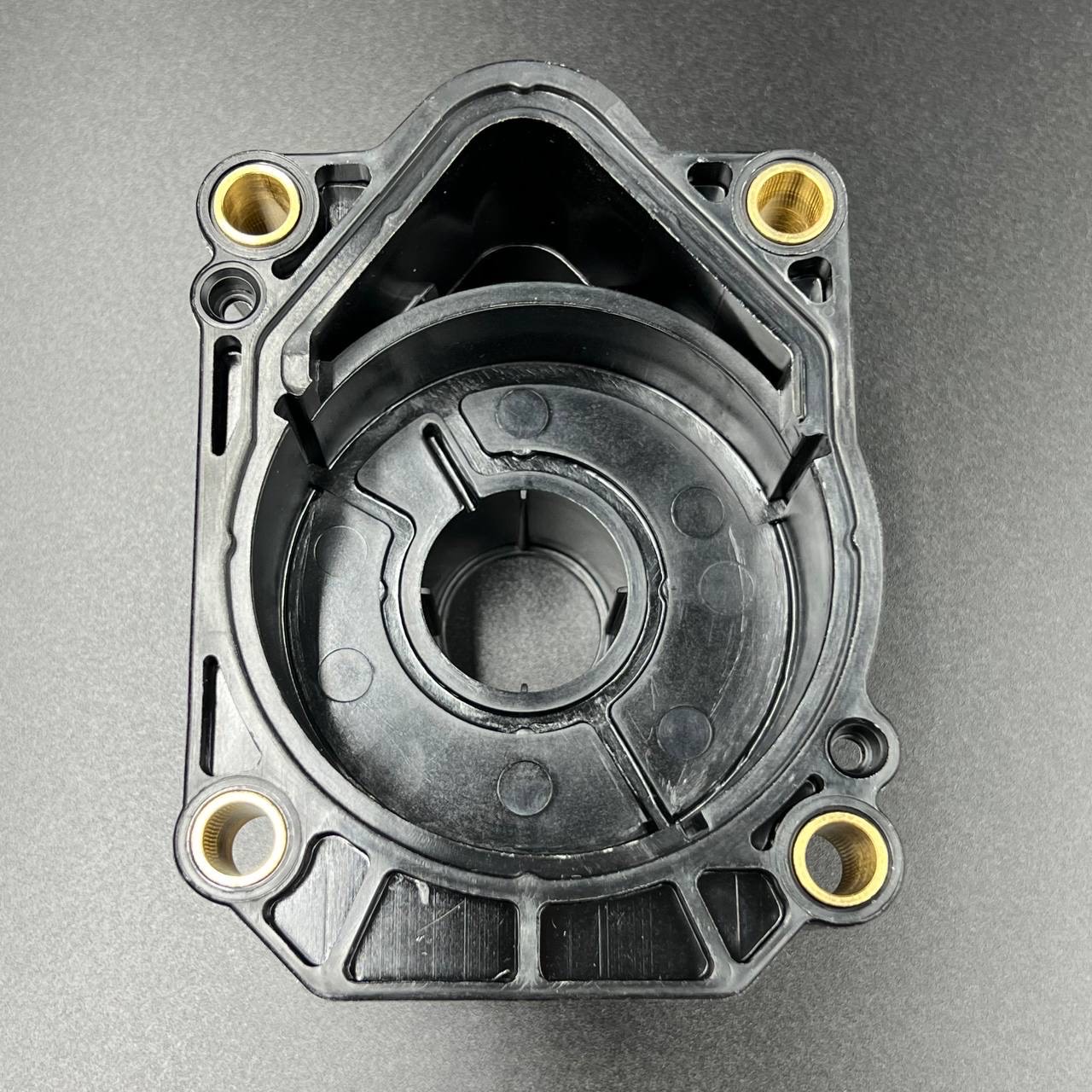 картинка Корпус помпы охлаждения Suzuki DF150-175 (Suzuki)