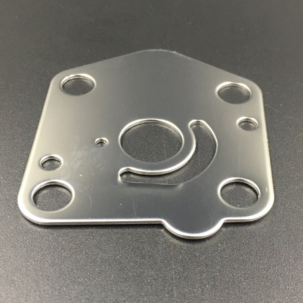 картинка Пластина помпы охлаждения Suzuki 9.9-15, DF9.9-15 (Omax)