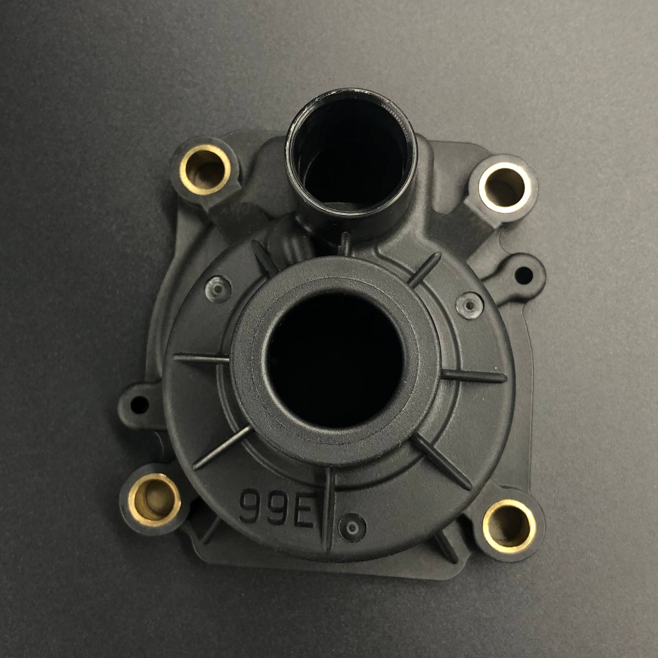 картинка Корпус помпы охлаждения Suzuki DF60-70 (Suzuki)