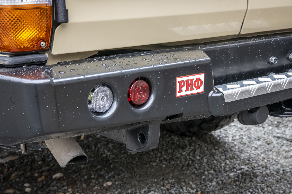 картинка Бампер задний РИФ Toyota Land Cruiser 78 с квадратом под фаркоп, калиткой и фонарями