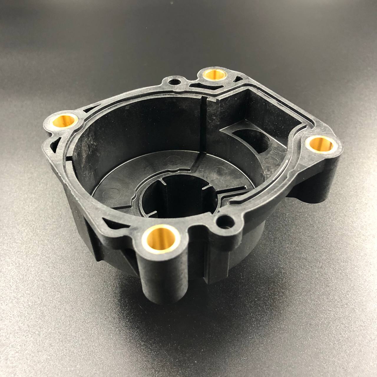 картинка Корпус помпы охлаждения Suzuki DF90-140, DF100-140(A) (Suzuki)