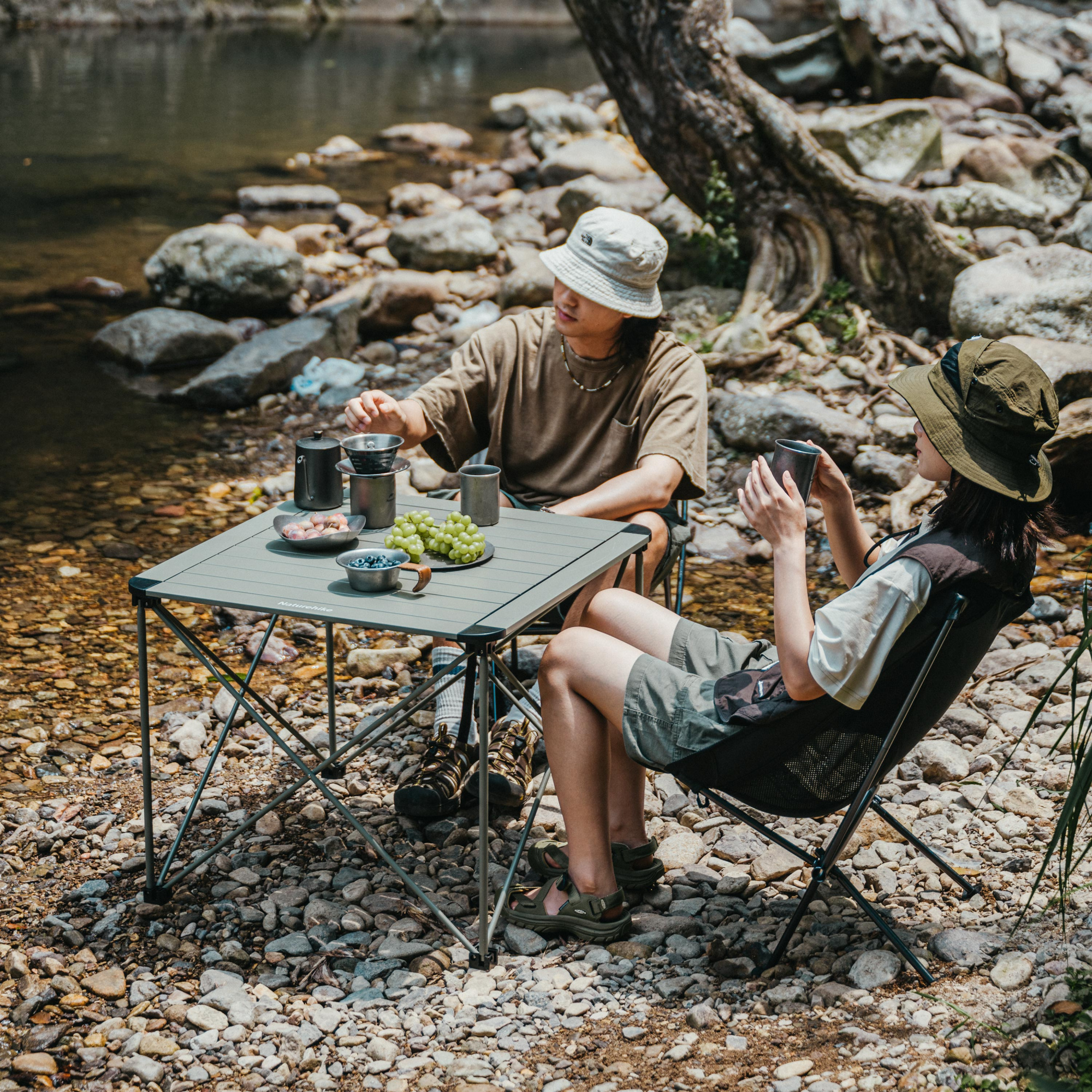 картинка Стол туристический Naturehike Yamami L03 алюминиевый, 52,5х52,5х42 см, складной, титаниум