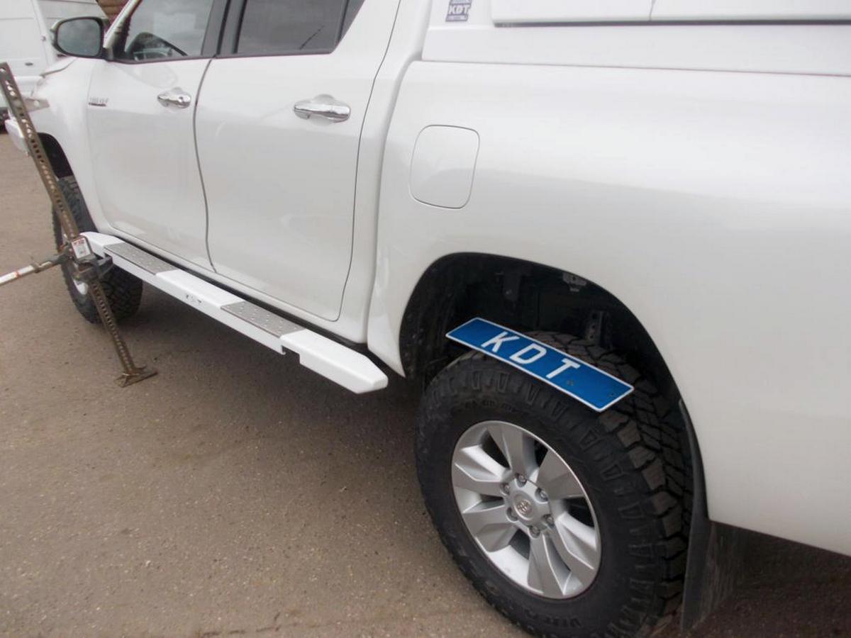 картинка Пороги силовые KDT для Toyota Hilux II поколения алюминий