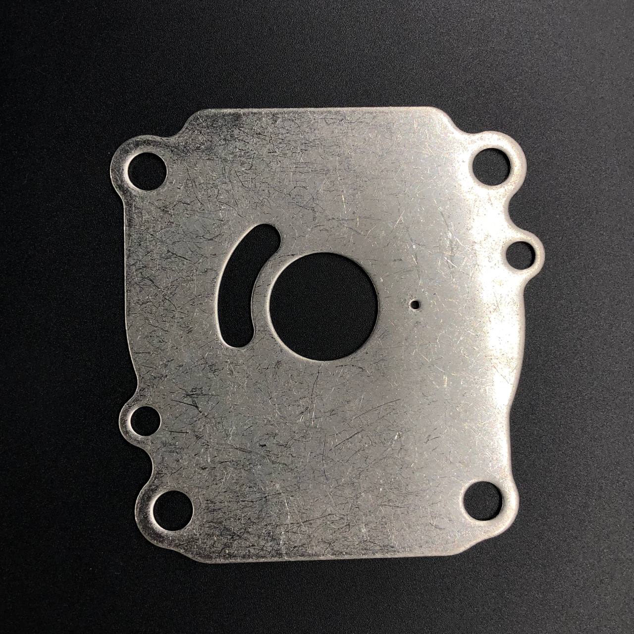 картинка Пластина помпы охлаждения Suzuki DF60-70, DF40-60(A) (Suzuki)