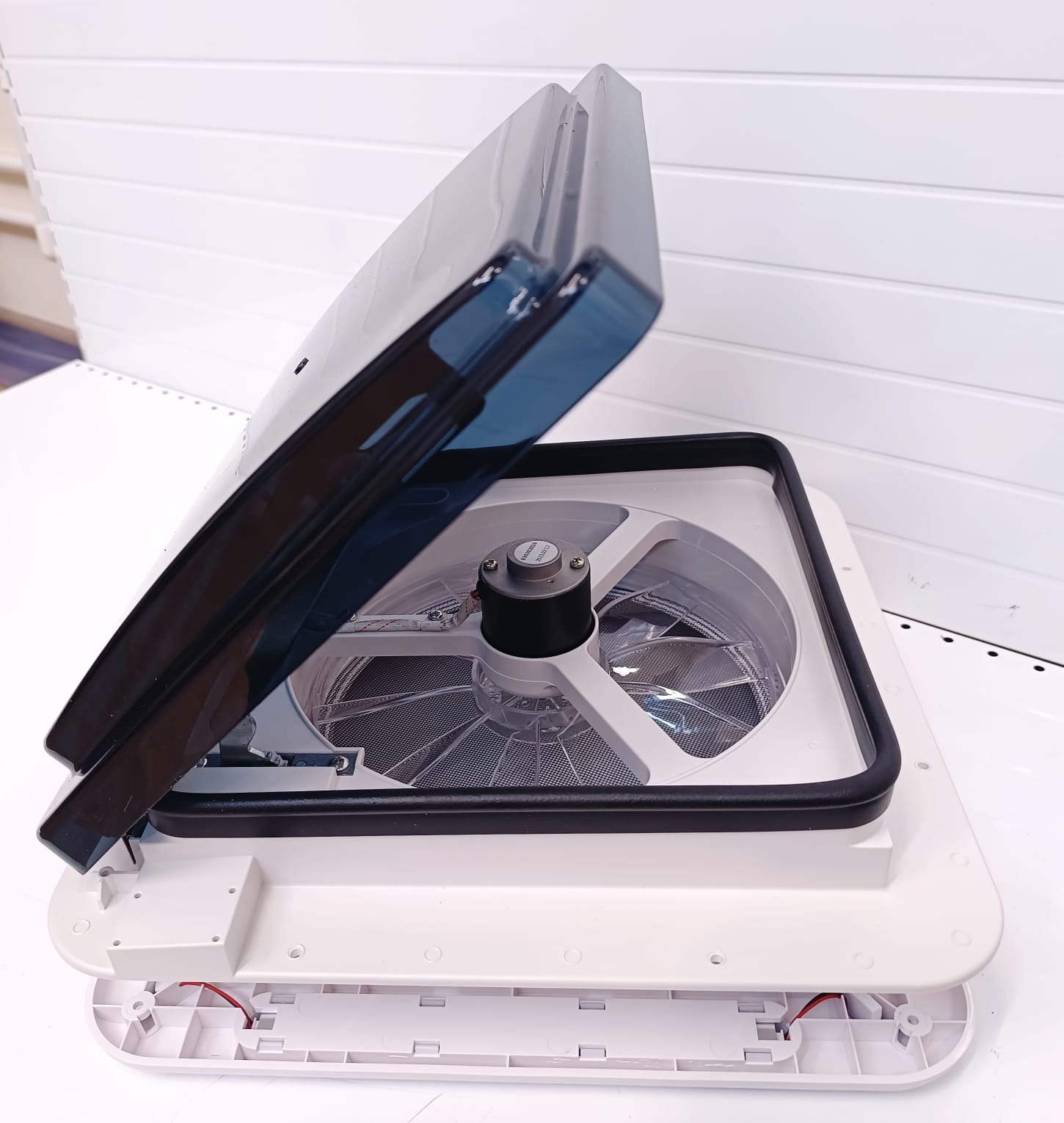 картинка Люк накрышный Mobile Comfort H2828, 280x280мм с вентилятором 12V