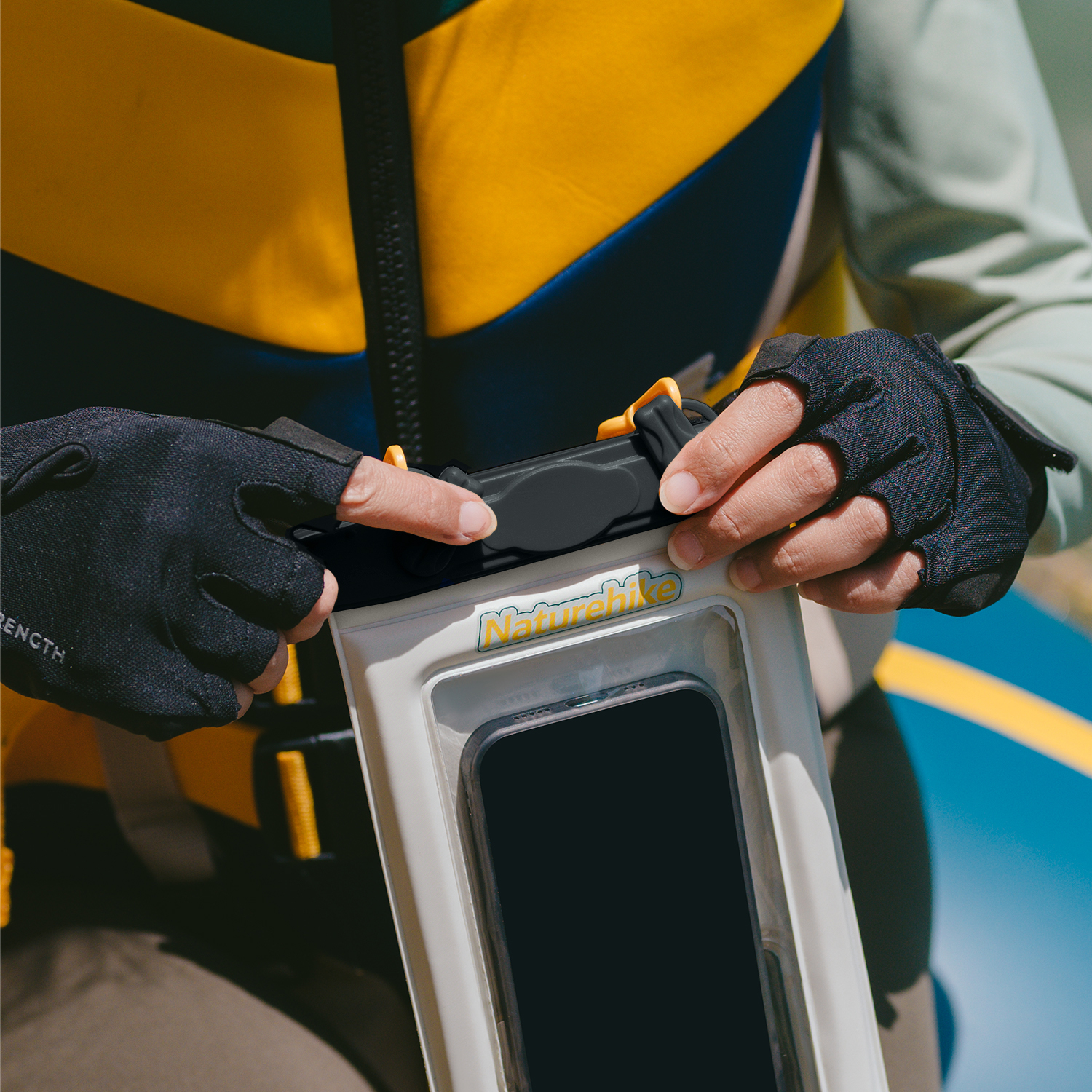 картинка Гермочехол Naturehike плоский для телефона 23х13,5 см., бело-зеленый