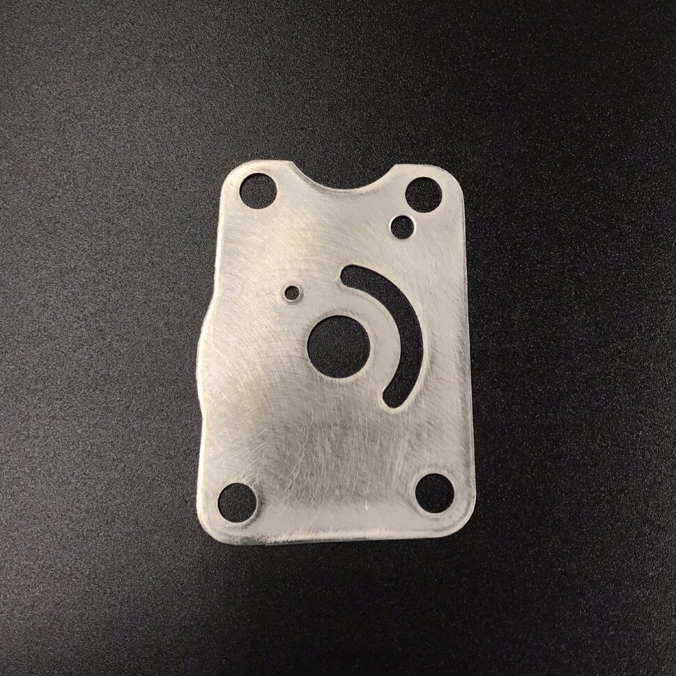 картинка Пластина помпы охлаждения Suzuki DF4-6, DF4-6(A) (Suzuki)