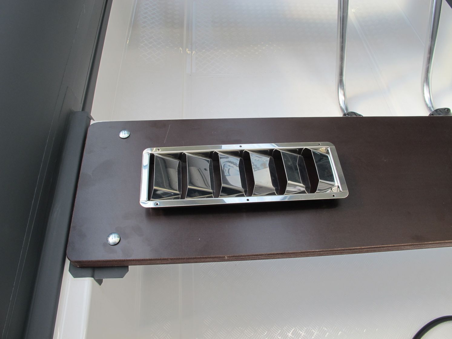 картинка Решетка воздухозаборника 325х112х27 мм