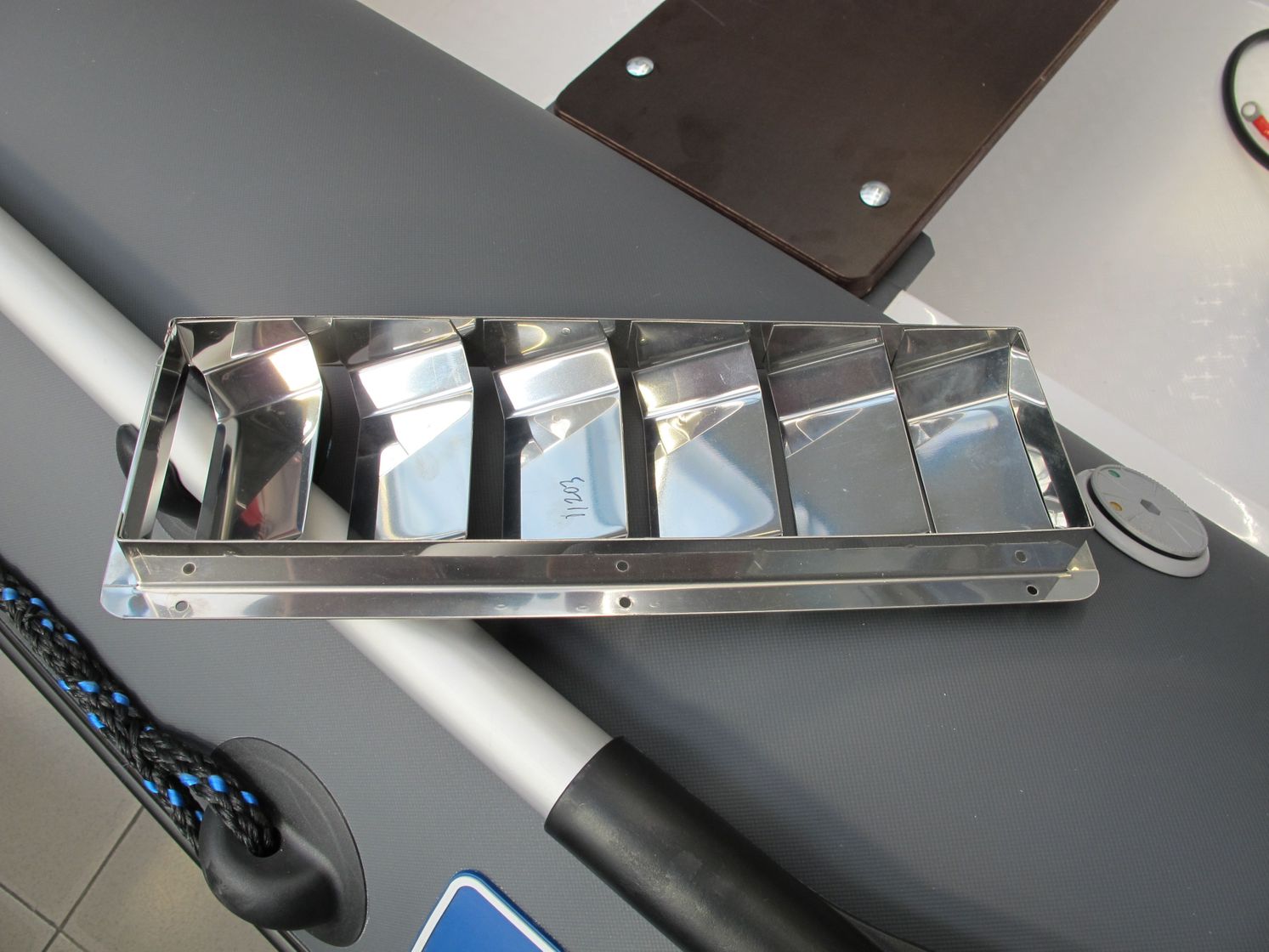 картинка Решетка воздухозаборника 325х112х27 мм